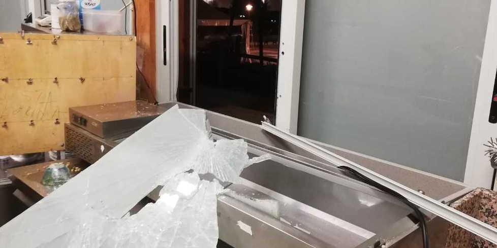 Ladri rubano al centro sportivo e in una pizzeria 