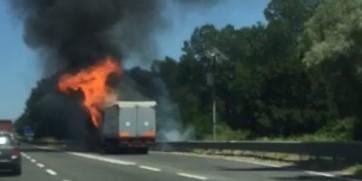 Paura per un camion in fiamme