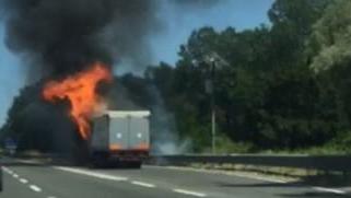 Paura per un camion in fiamme