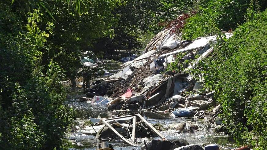 120 giorni per rimuovere la maxi discarica abusiva