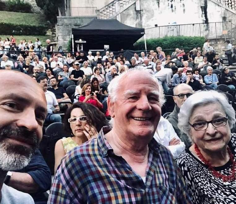 Carpi, Patti Smith interrompe il concerto e intona gli auguri per gli 80 anni di Zappador 
