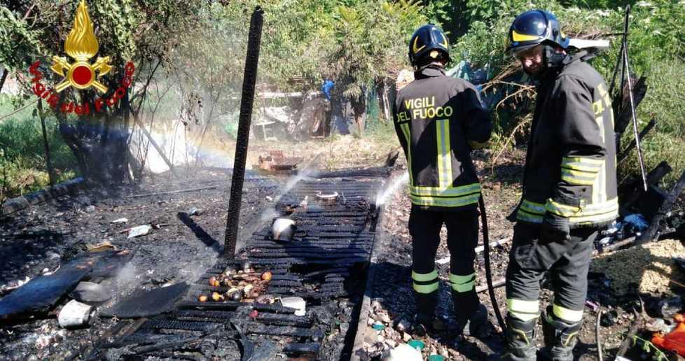 A fuoco una baracca abusiva
