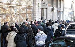 La fila davanti alla Casa della Fraterna Solidarietà in corso Regina Margherita (foto Nuvoli)