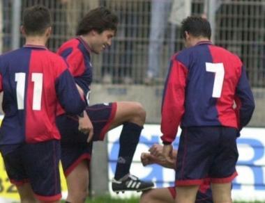 La scarpetta di Amoruso lucidata da Lacrimini dopo i due gol al Palermo