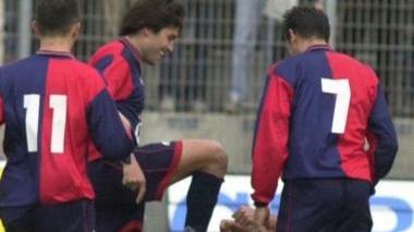 La scarpetta di Amoruso lucidata da Lacrimini dopo i due gol al Palermo