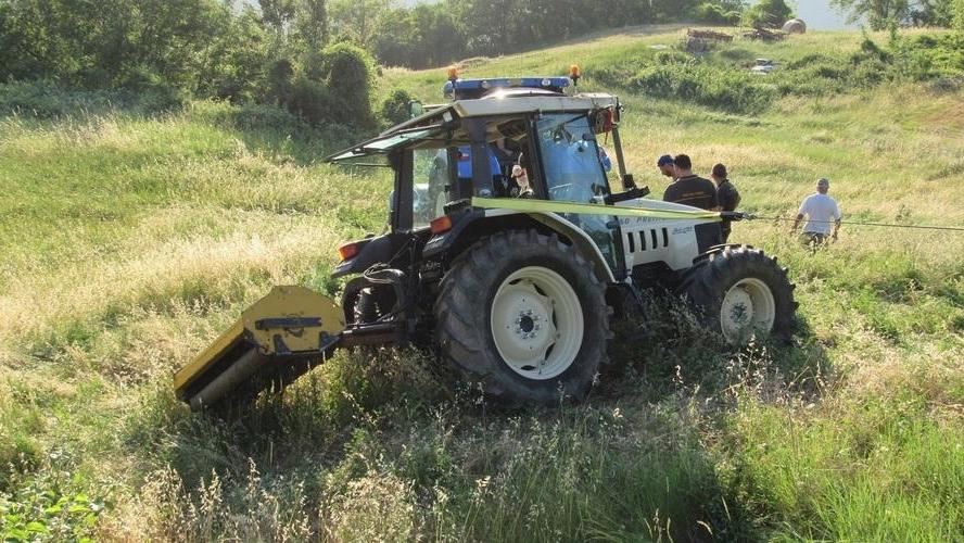 Si rovescia col trattore a Prignano: muore un 61enne 