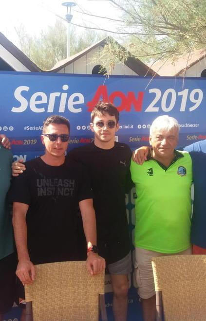 Leclerc si allena in spiaggia