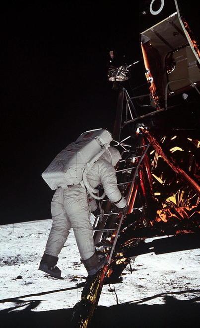 Guarda che luna.... Divier Nelli e l’antologia degli undici racconti a 50 anni dall’impresa 