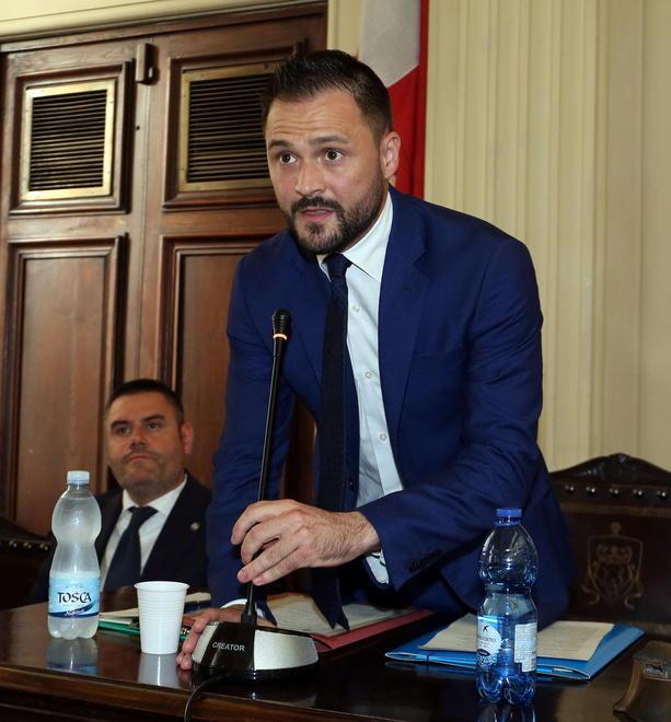 Giacca, cravatta e inno d’Italia