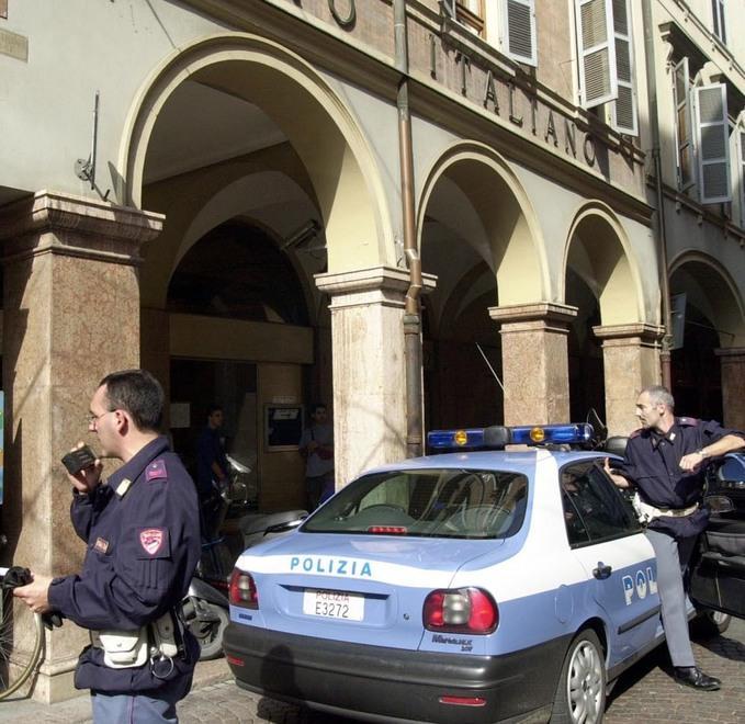 Caccia all’uomo in centro con i coltelli 