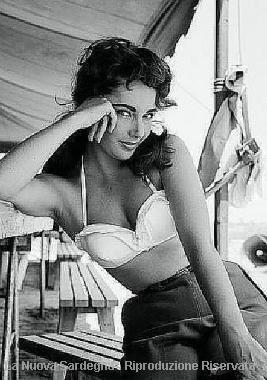 Una fotografia dellattrice A destra due immagini dal film 