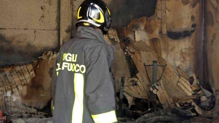 Prima una scintilla e poi il rogo Distrutto magazzino in centro