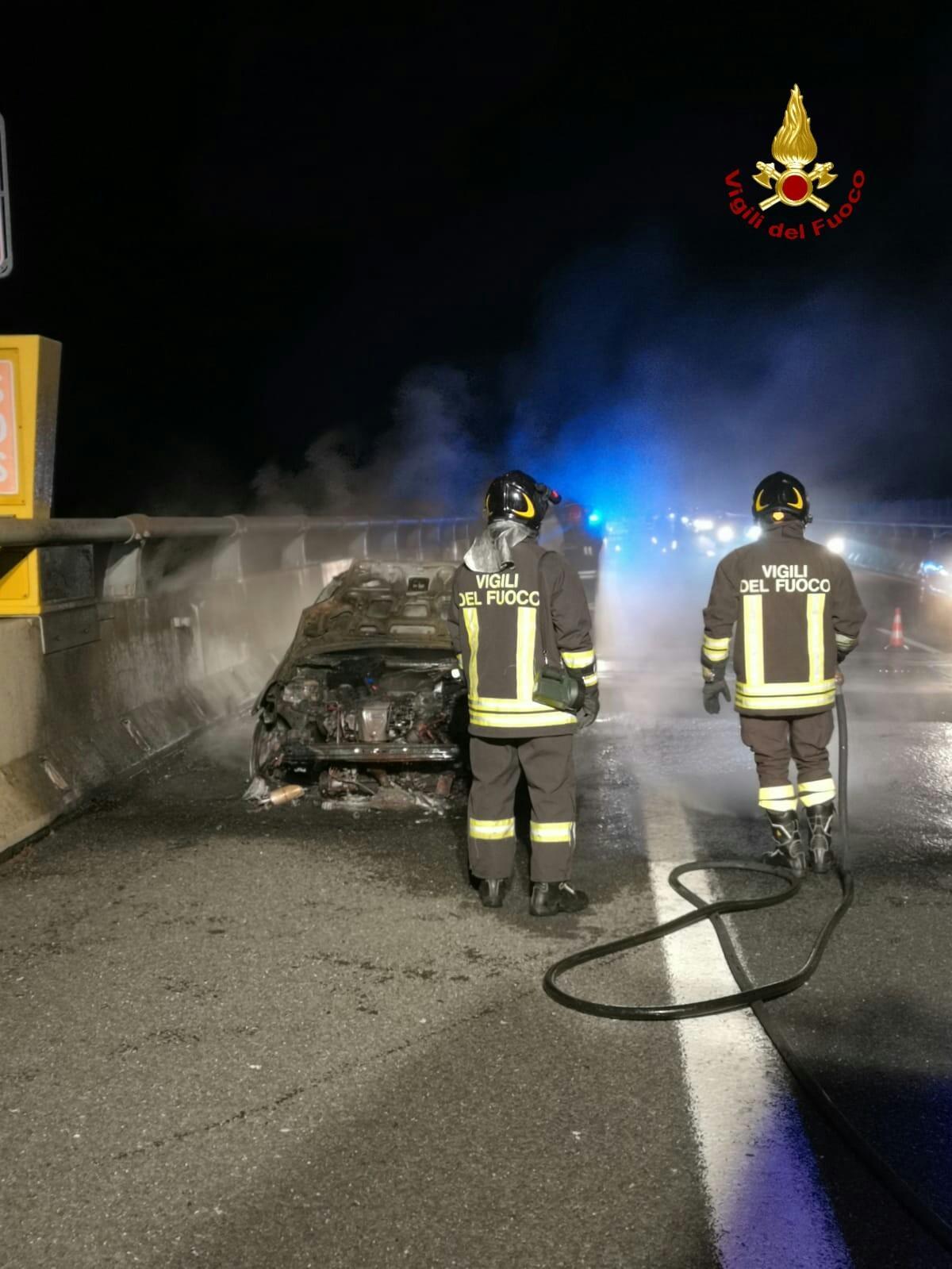 Auto in fiamme, l'autostrada A12 resta chiusa per mezz'ora a Rosignano