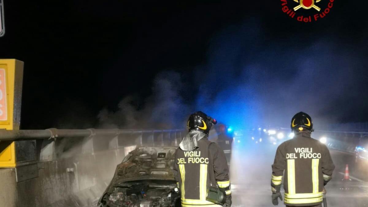 Auto in fiamme, l'autostrada A12 resta chiusa per mezz'ora a Rosignano