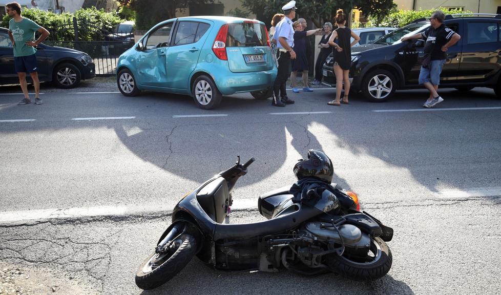 Gravissimo dopo lo schianto con un’auto 