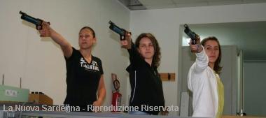 Atlete della Sport Full Time impegnate in una prova di tiro 