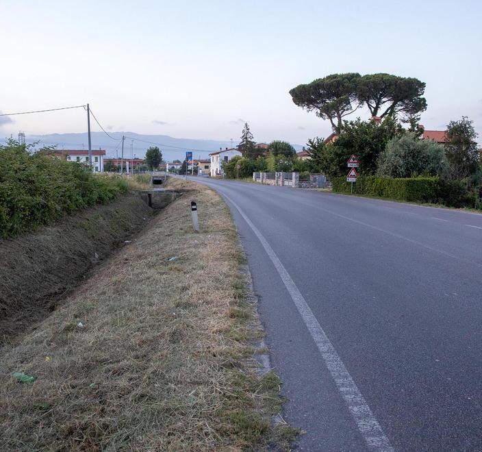 Il fosso in cui è stato scaraventato il 46enne egiziano (foto Nucci)