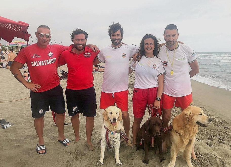 Stavano per affogare in sette, salvati dai bagnini con i cani 