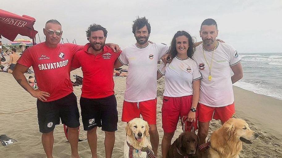 Stavano per affogare in sette, salvati dai bagnini con i cani