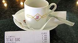 La tazzina di caffè e lo scontrino che attesta il prezzo di un euro