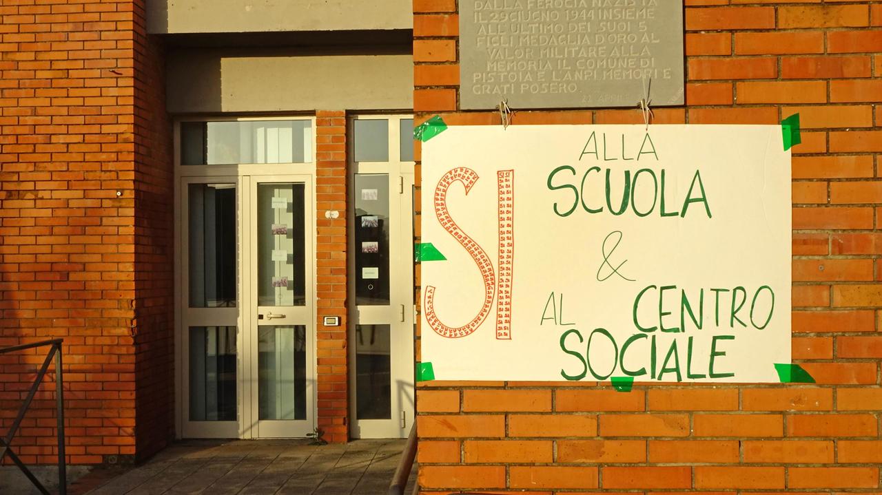 Uno degli striscioni davanti al centro sociale di Bonelle