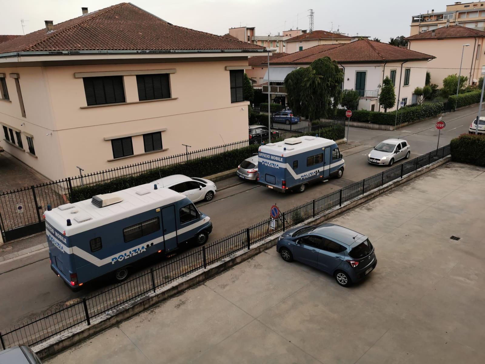 Un momento del blitz della polizia in via Michelangelo (foto Franco Silvi)