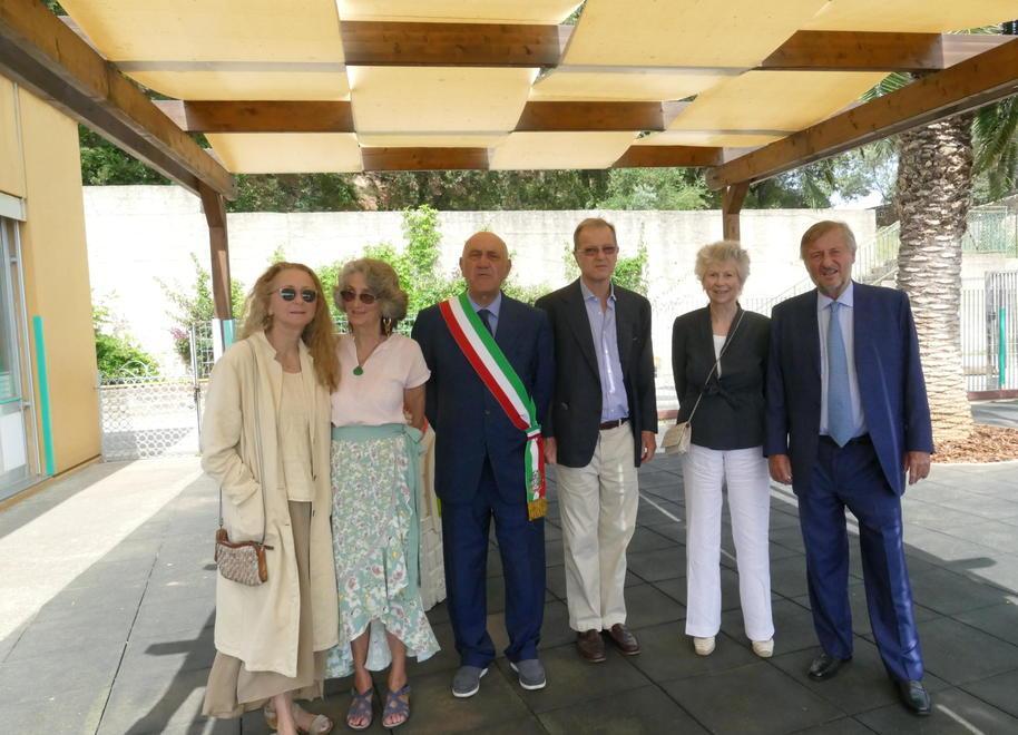 I figli di Susanna Agnelli insieme al sindaco di Monte Argentario Franco Borghini: da sinistra a destra Priscilla Rattazzi, Ilaria, il primo cittadino, poi Lupo Rattazzi, Samaritana Rattazzi e Cristiano Rattazzi (foto Enzo Russo)