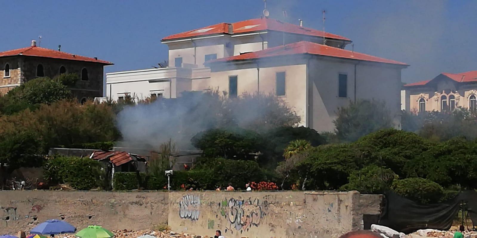Incendio in un giardino davanti ai bagni Roma, intervengono i vigili del fuoco 