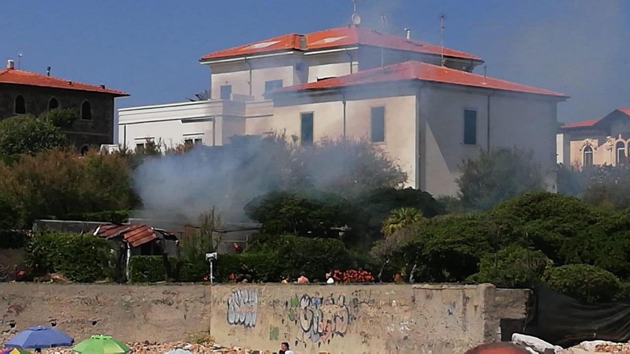 Incendio in un giardino davanti ai bagni Roma, intervengono i vigili del fuoco
