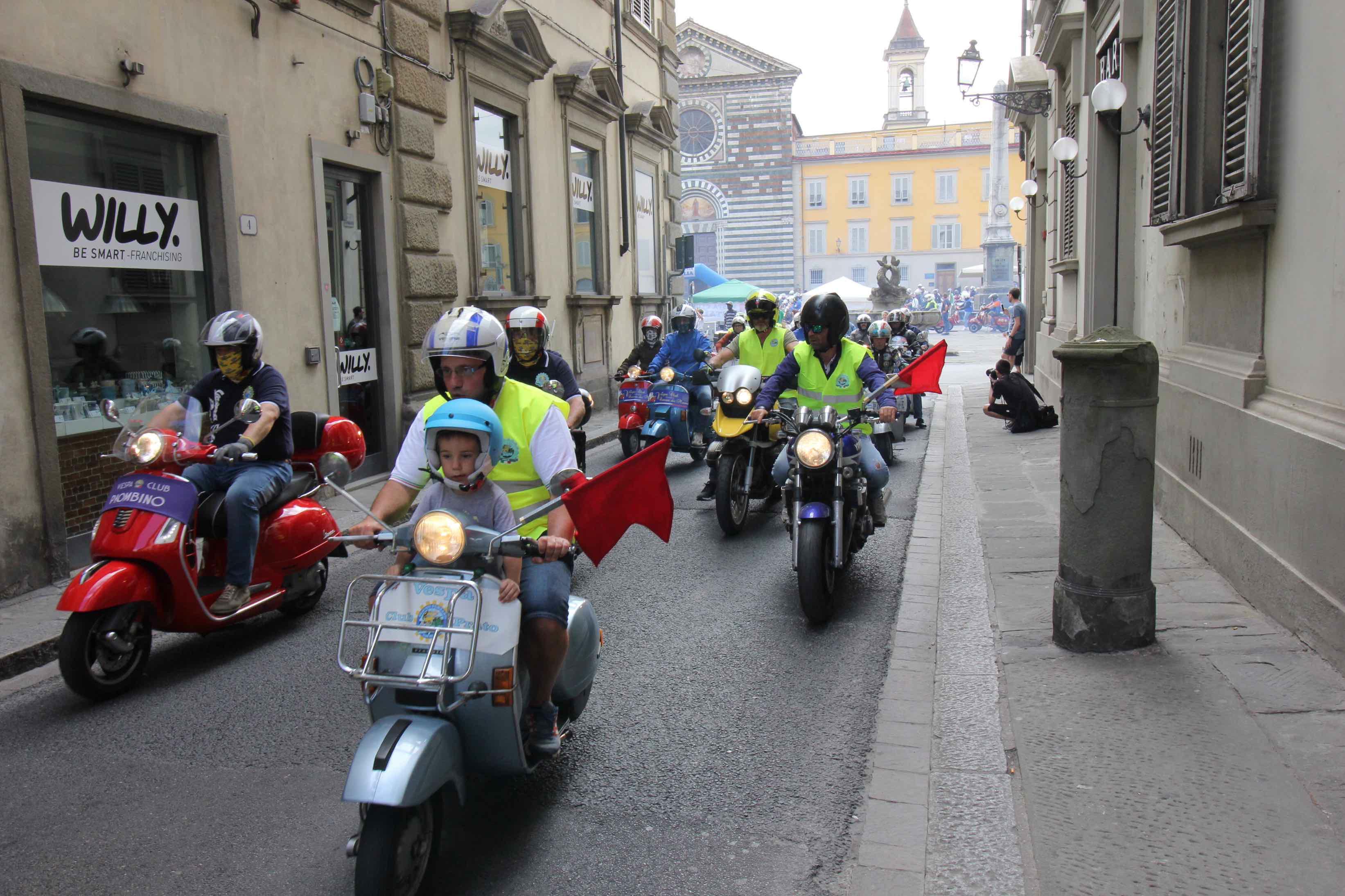 La partenza del primo Raduno nazionale Vespa club Prato (foto Batavia)