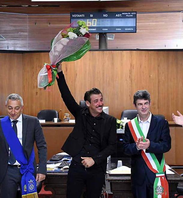 L'abbraccio di Carrara al suo Francesco Gabbani 