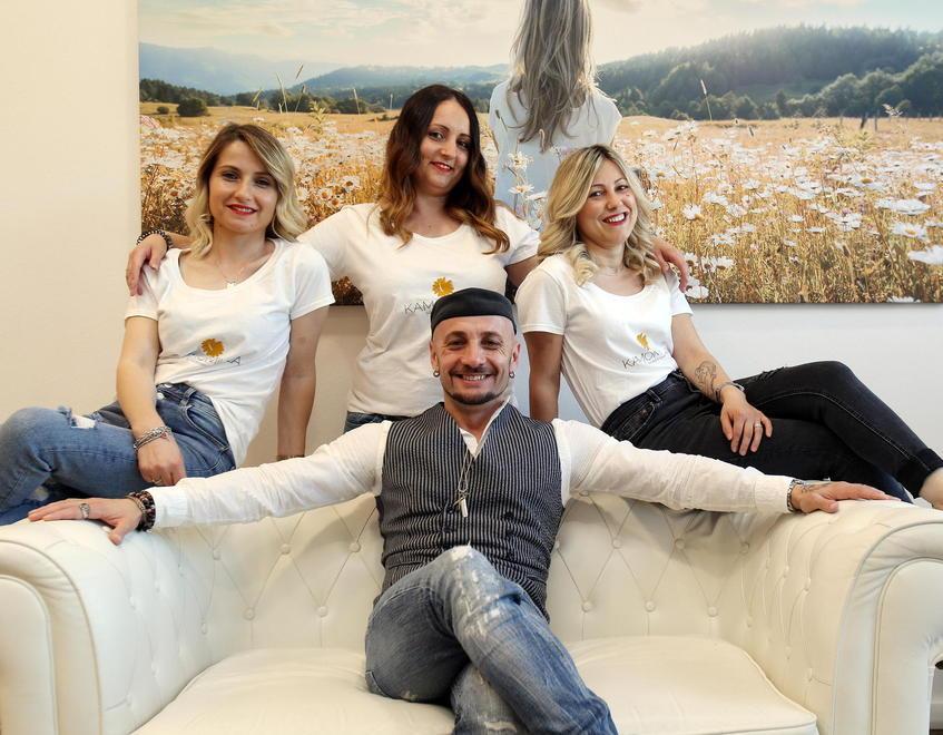 David Giuntoli seduto sul divano del salone insieme alle sue collaboratrici