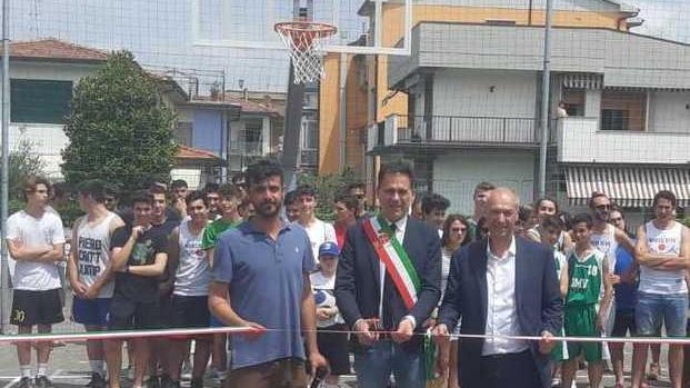 Un momento dell’inaugurazione del campo da basket