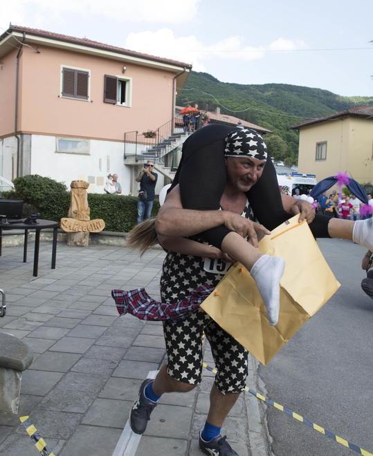 Di corsa con la moglie in spalla: torna la sfida