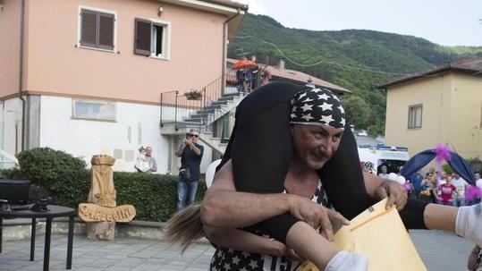 Di corsa con la moglie in spalla: torna la sfida