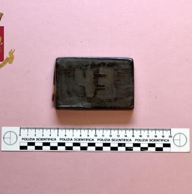 Beccati dalla polizia con un etto di hashish denunciati due giovani