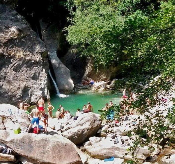 Aumentano le sanzioni per chi getta rifiuti nel fiume 