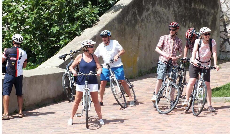  Crocieristi all’assalto del centro storico con bus, trenino ma pure in bicicletta