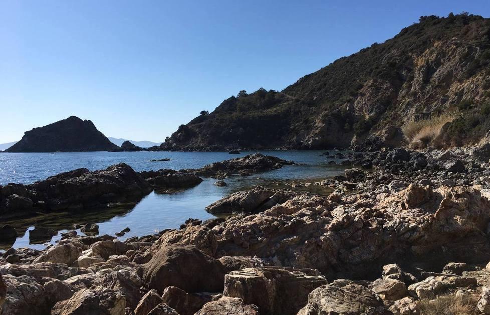 Stop all’assalto delle calette: pattuglie sulla Panoramica contro il parcheggio selvaggio