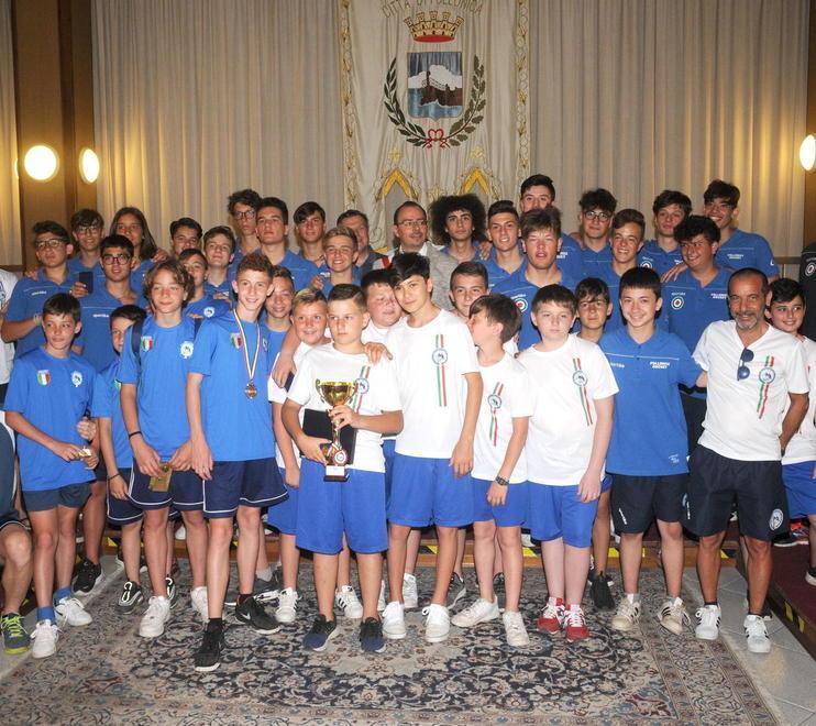 Giocatori e allenatori delle squadre giovanili premiati dal sindaco