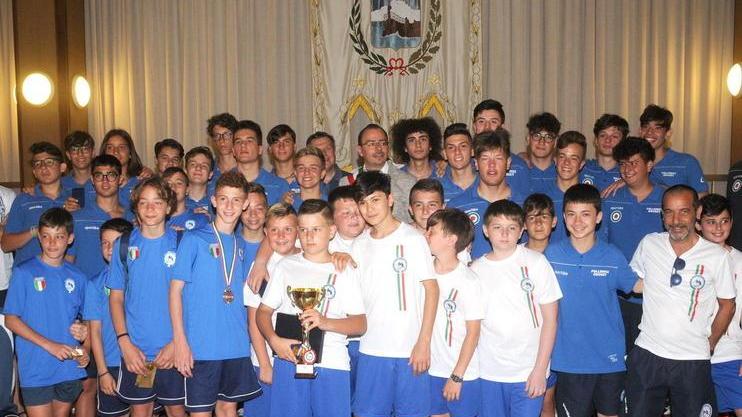 Giocatori e allenatori delle squadre giovanili premiati dal sindaco