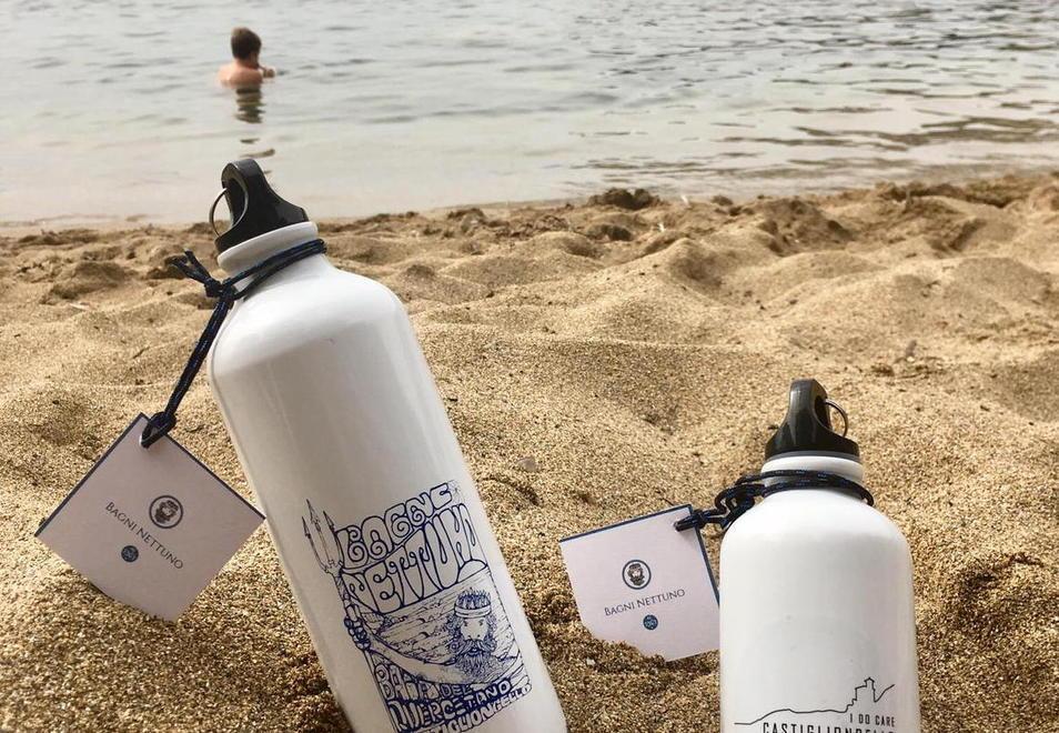 Le borracce consegnate ai clienti del bagno Nettuno di Castiglioncello che sostituiscono le bottiglie di plastica