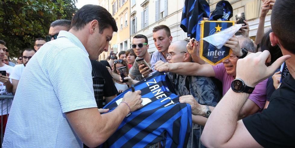 Javier Zanetti stella in Piazza Mazzini Zaytsev: «Voglio chiudere a Modena»
