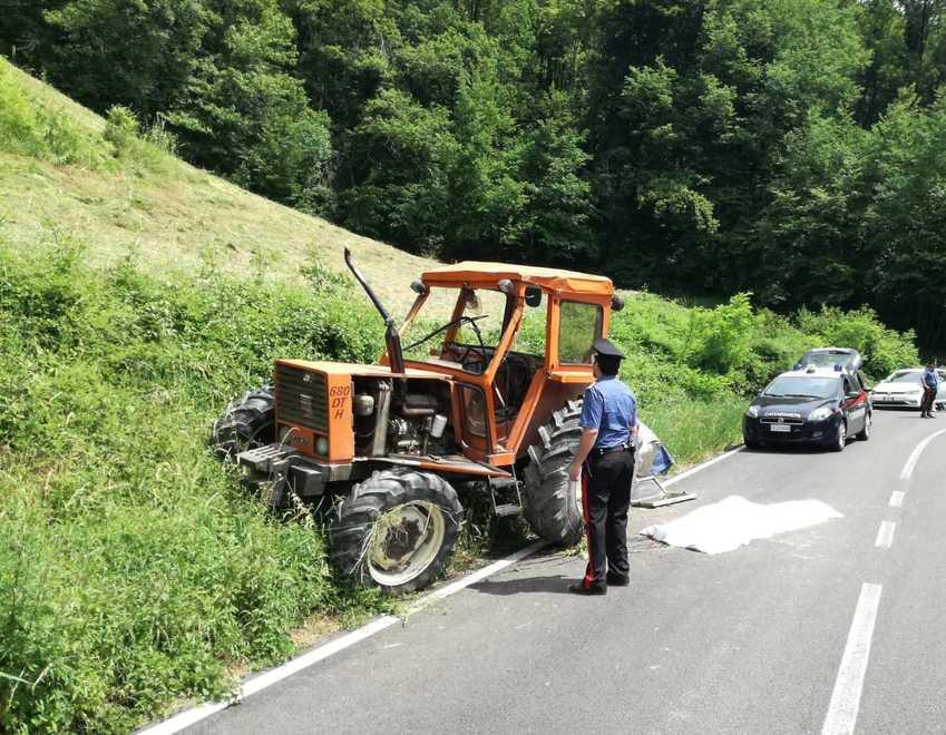 Travolto dal trattore mentre sta lavorando Infermiere muore sul colpo a 56 anni 
