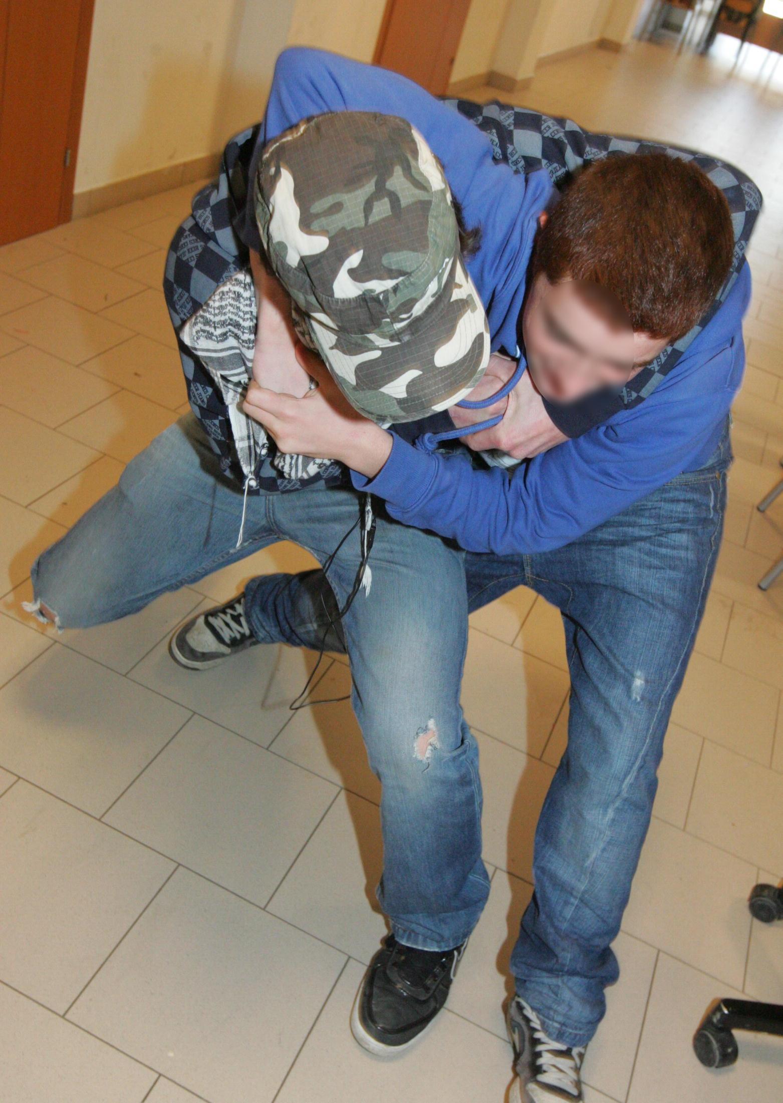 Perseguitato da un bullo di 20 anni che minaccia pure la sua famiglia 