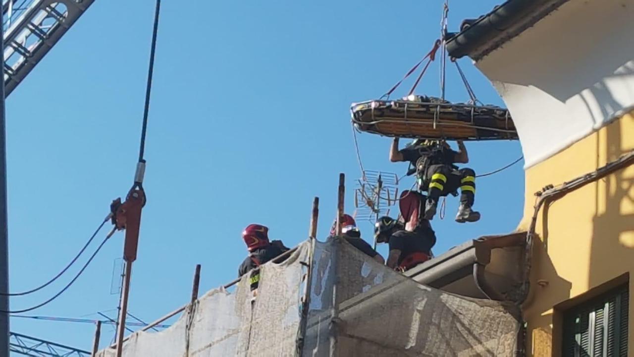 Finale, incidente in un cantiere: salvataggio dei vigili del fuoco