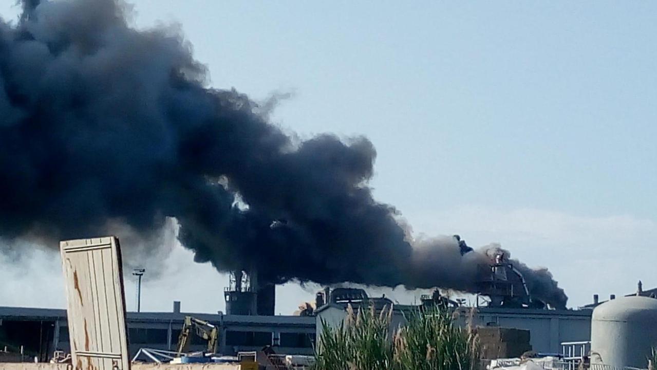 Finale, incendio alla Ecobloks Arpae "Episodio limitato, nessun pericolo"