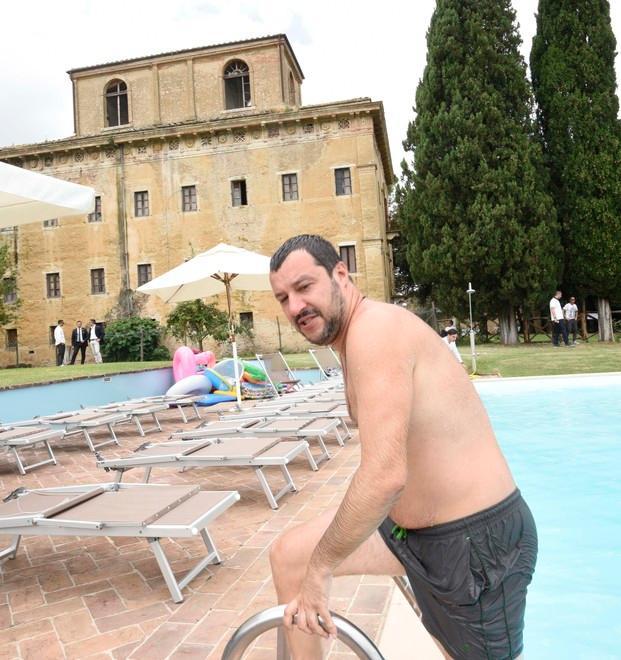 Apre la villa confiscata alla Mafia: Salvini ci si tuffò, ora ci suonerà la band di “Bella ciao” 