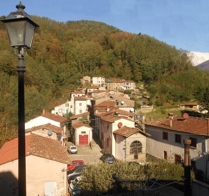 Il ricordo del parroco del paese «Una carezza ai suoi cari»
