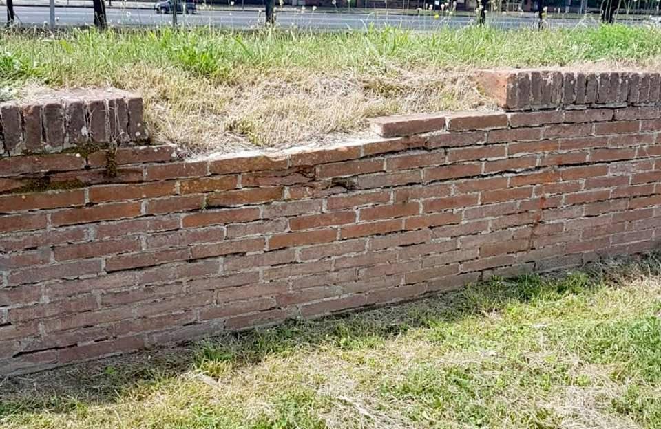 Spariscono i mattoni delle Mura 